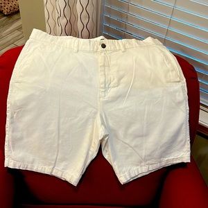 Old Navy, cream linen men’s 38 shorts! Like new condition!!